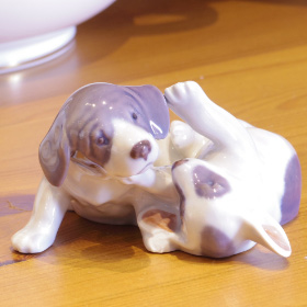 playing puppies figurine じゃれ合う仔犬